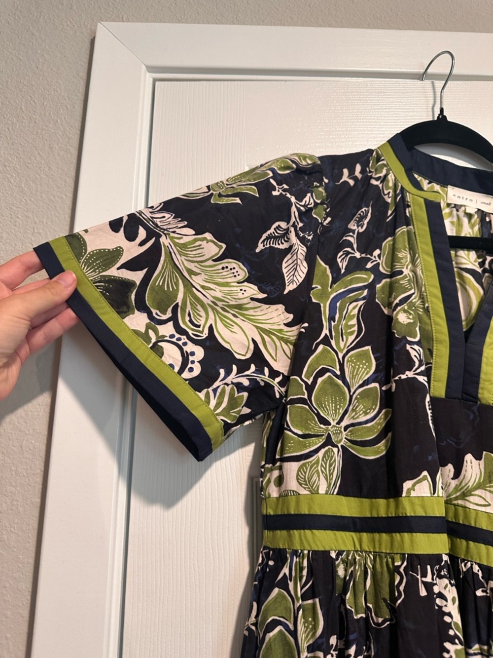 Entro NWOT Floral V-Neck Tiered Midi Dress in Navy and Olive - Picture 3 of 4